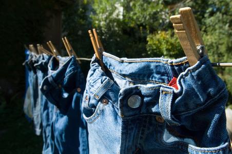 7 Ways to Wash Your Jeans Without Fading